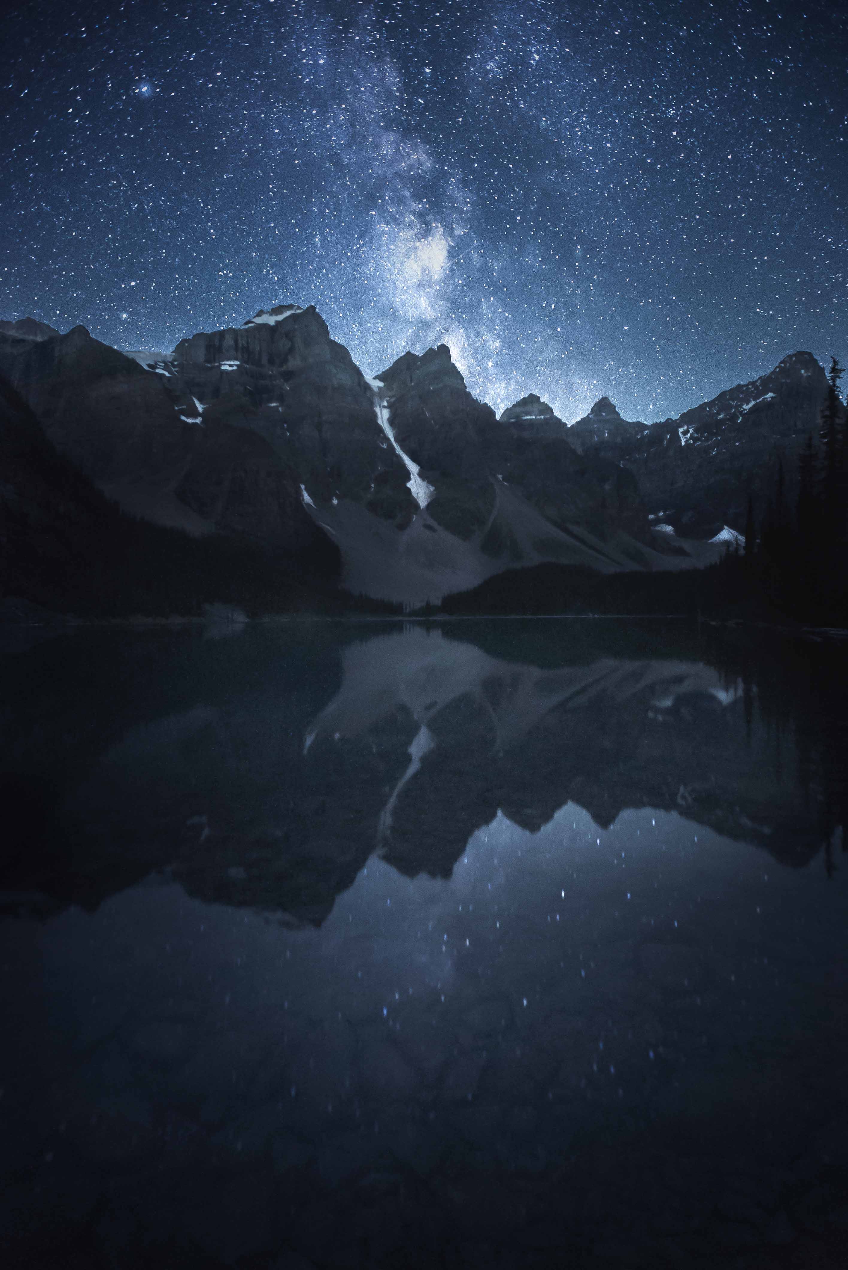 Night photography of the milkyway at Moraine Lake in Banff National Park