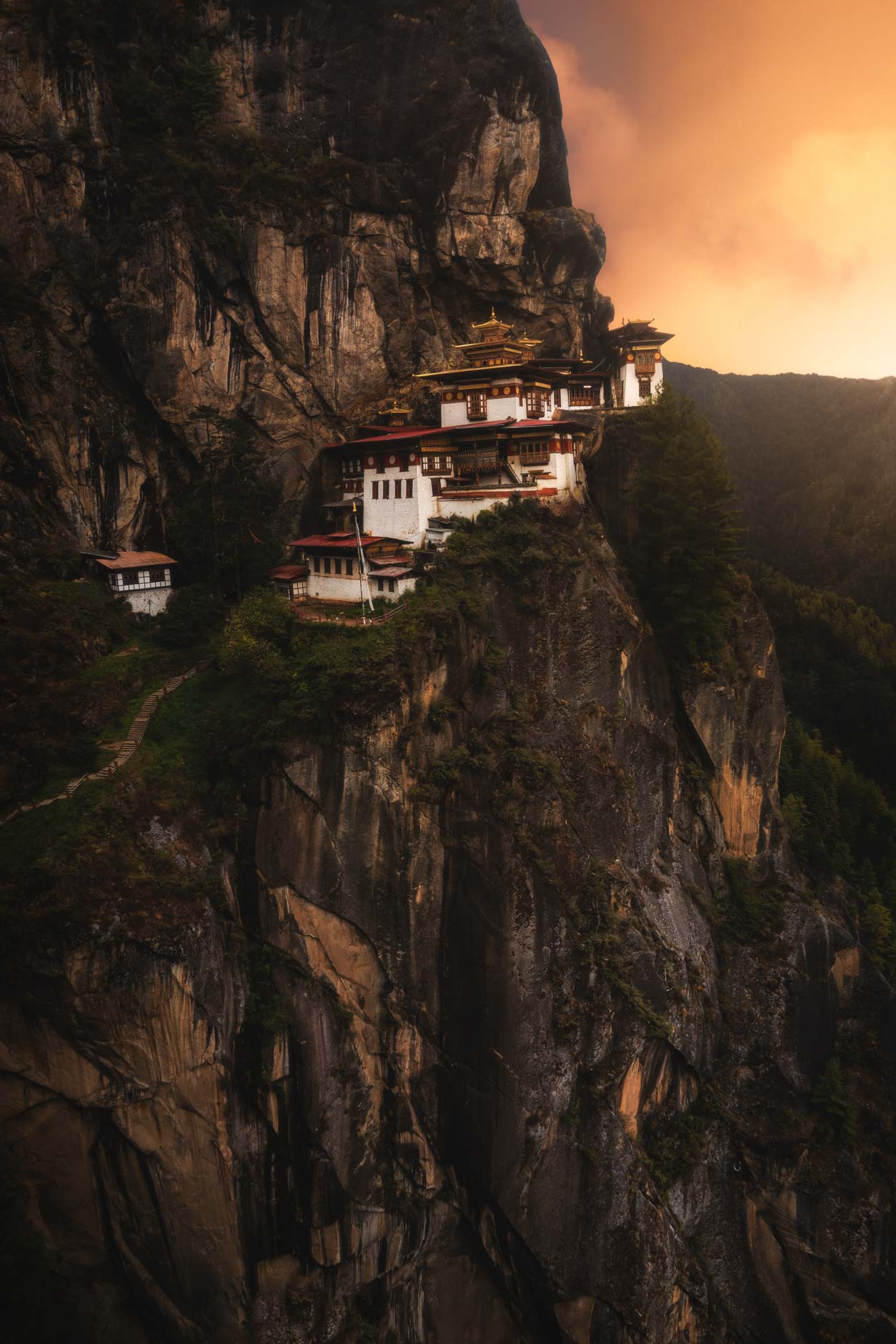 Landscape photography of a beautiful sunset at the temple Tigers Nest in Bhutan